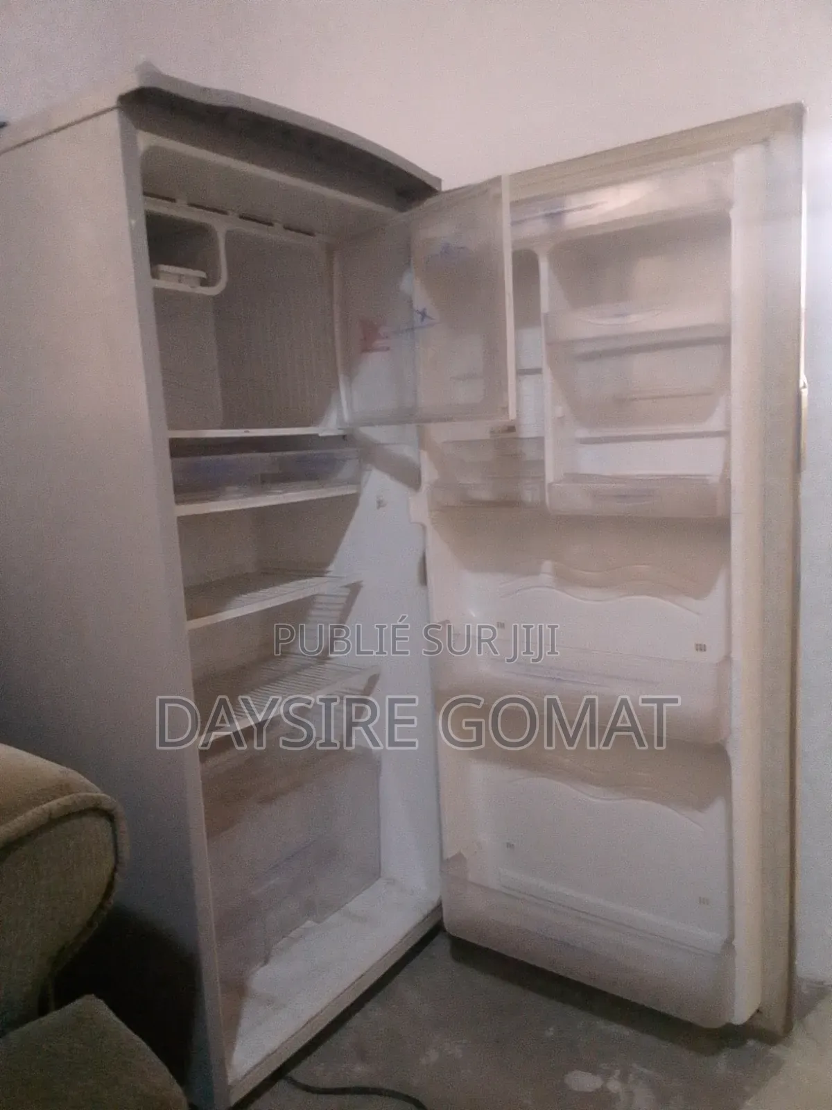Un Frigo SHARP De Taille Moyenne (190 Littres)
