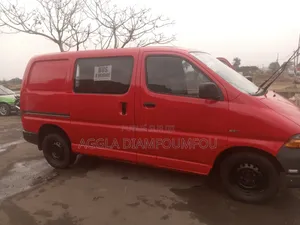 Toyota HiAce 2000 Rouge