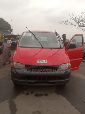Toyota HiAce 2000 Rouge
