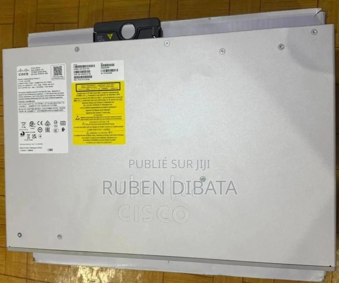 Switch Cisco 24 Port Jamais Configuré Avec Tous Ses Accessoires