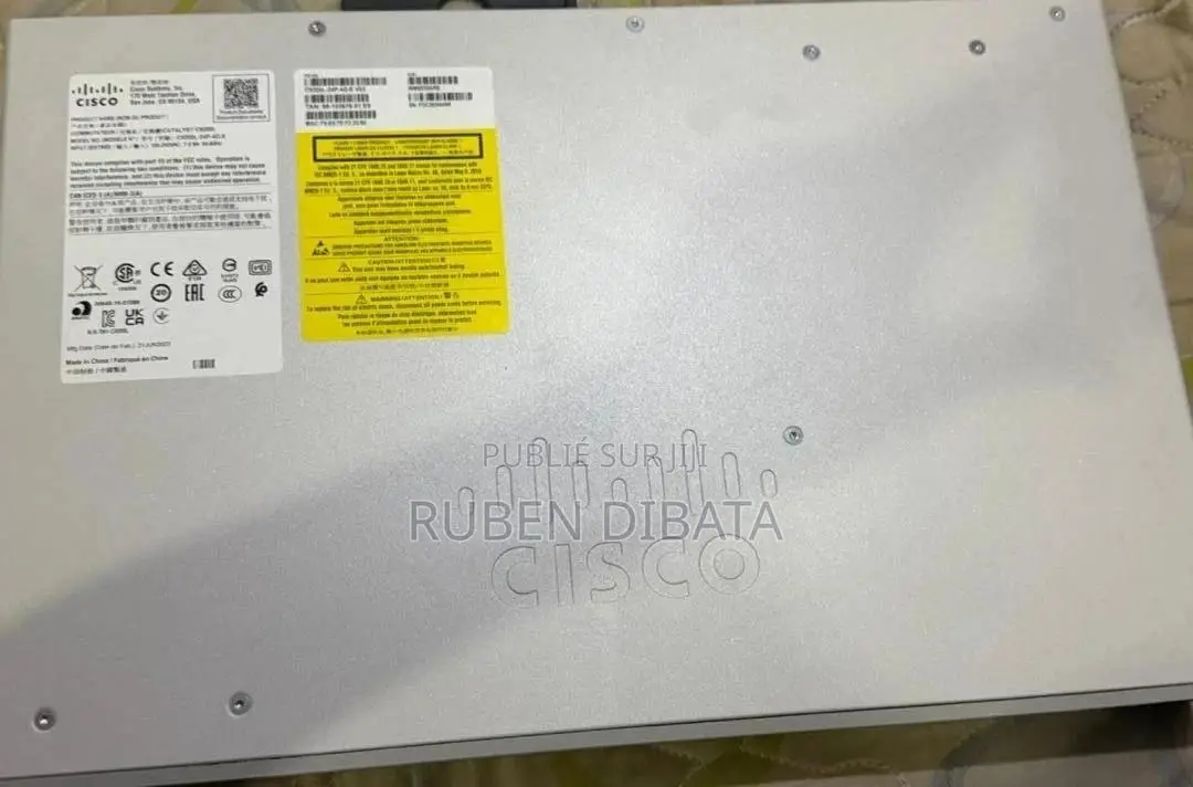 Switch Cisco 24 Port Jamais Configuré Avec Tous Ses Accessoires