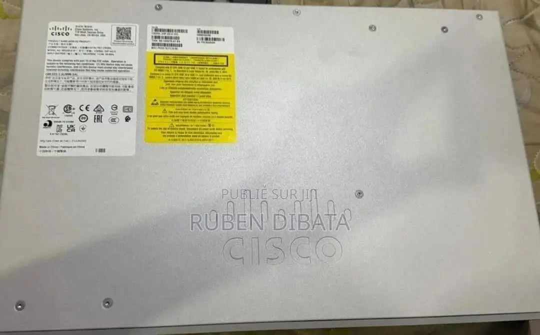Switch Cisco 24 Port Jamais Configuré Avec Tous Ses Accessoires
