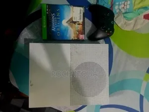 Xbox One S 1T Non Cracké Avec 1 Cd Et Quelque Jeux Gratuit À 90000fr