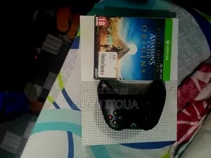 Xbox One S 1T Non Cracké Avec 1 Cd Et Quelque Jeux Gratuit À 90000fr