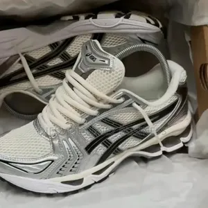 Asics Sneakers