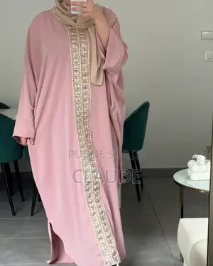 Robes, Chaussures Et Sacs Pour Femmes