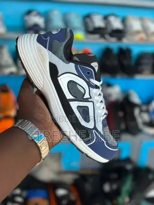 Paire De Baskets Homme Et Femme
