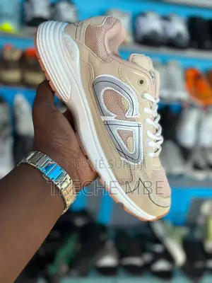 Paire De Baskets Homme Et Femme