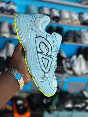 Paire De Baskets Homme Et Femme