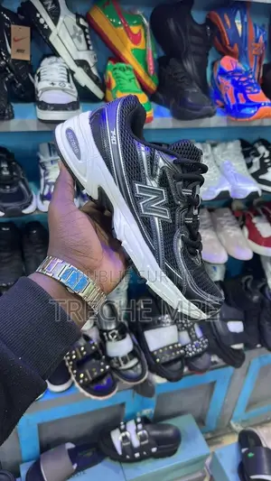 Paire De Baskets Homme Et Femme