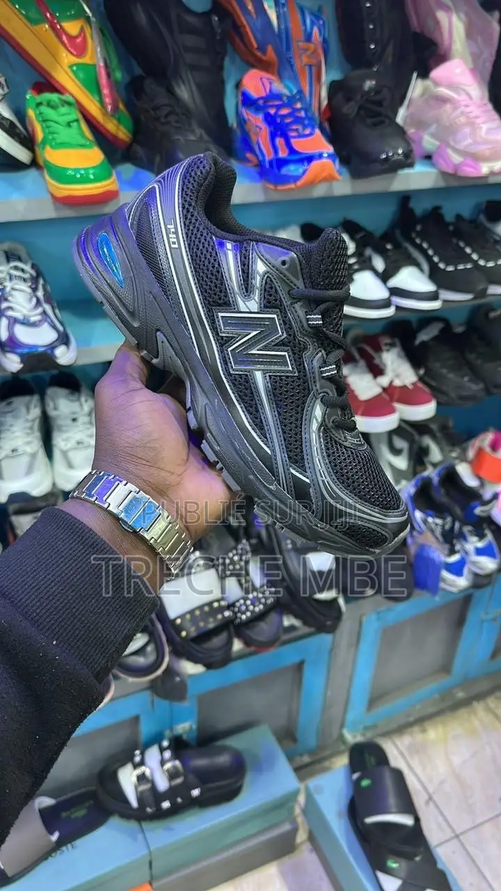 Paire De Baskets Homme Et Femme