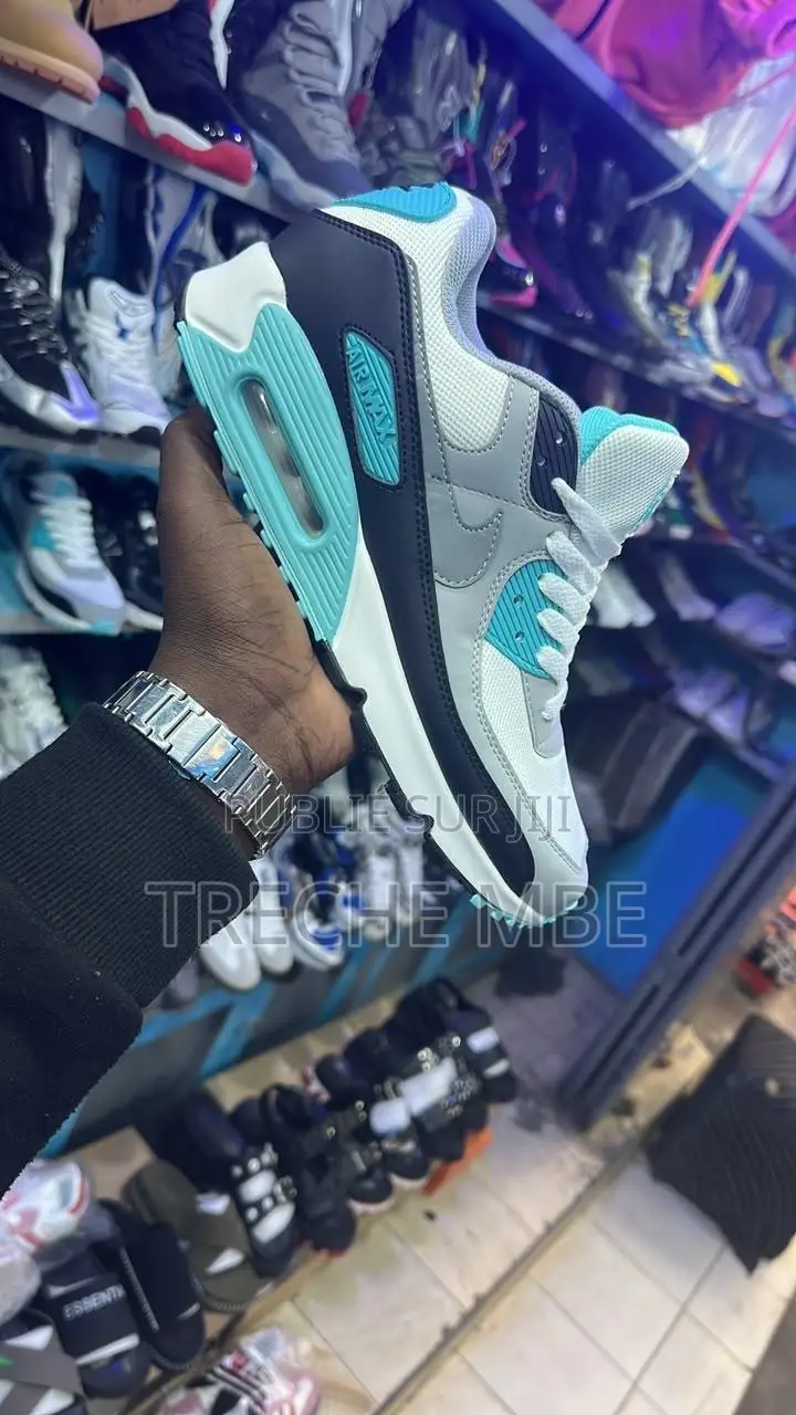 Paire De Baskets Homme Et Femme