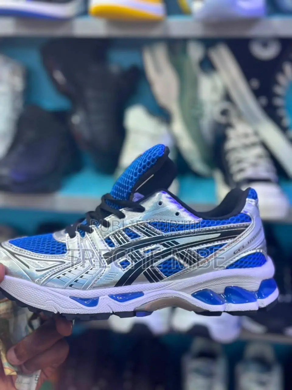Paire De Baskets Homme Et Femme