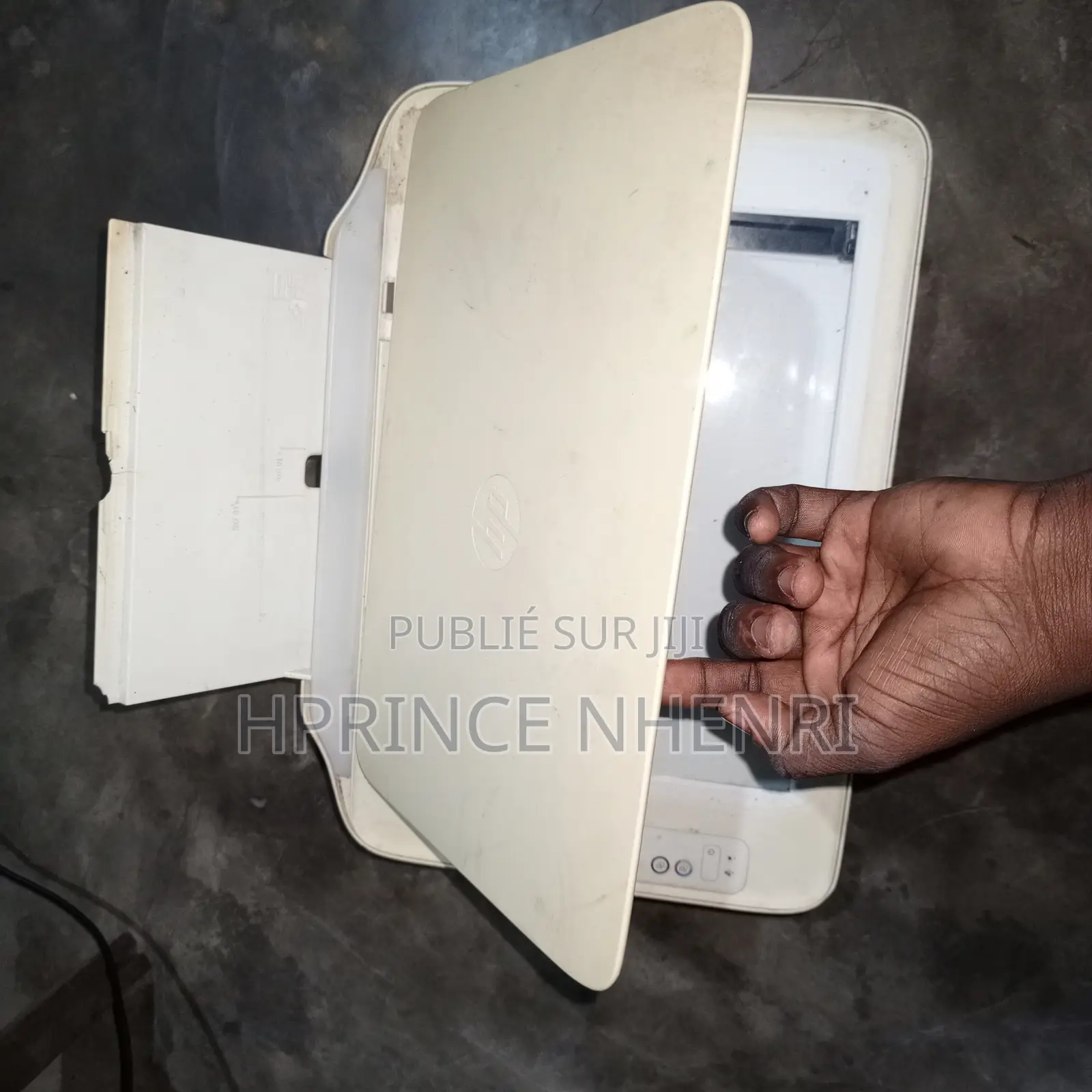 Une Machine De Scanner À Vendre Qui Fonctionne Avec Un Petit Problème