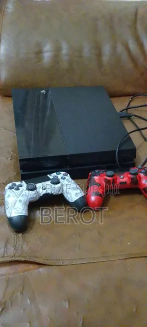 PS4 Fat - Presque Neuf Avec Manette
