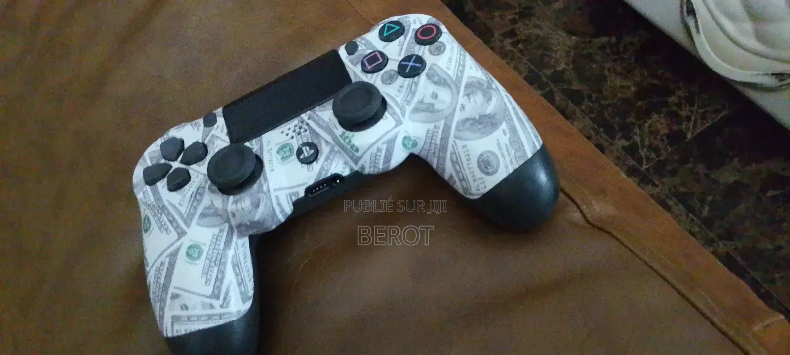 PS4 Fat - Presque Neuf Avec Manette