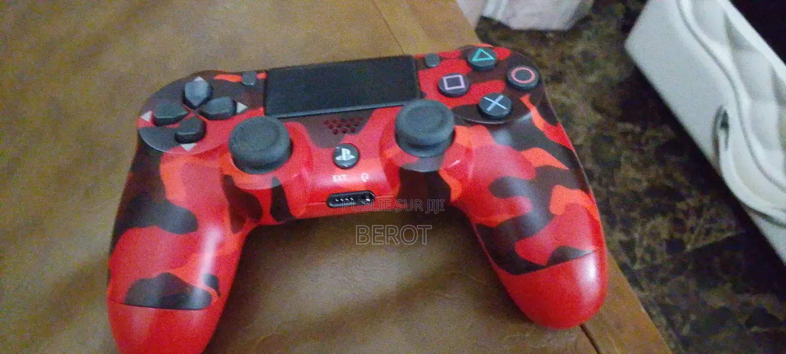 PS4 Fat - Presque Neuf Avec Manette