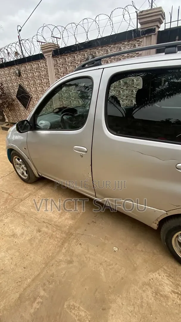 Toyota Yaris 1.5 2000 Gris