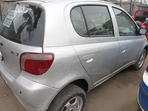 Toyota Yaris 1.5 2000 Gris