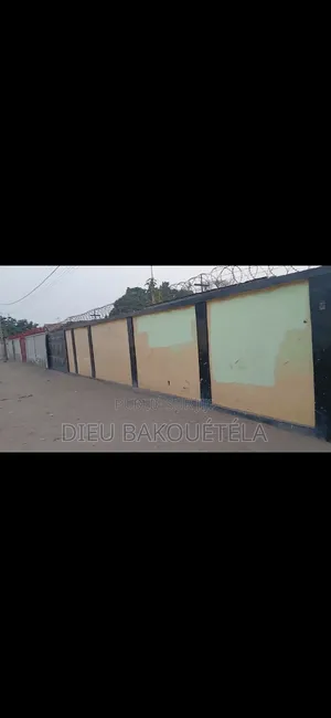 3chbre Maison dans Rue Mbiemo 392, Bacongo à Vendre