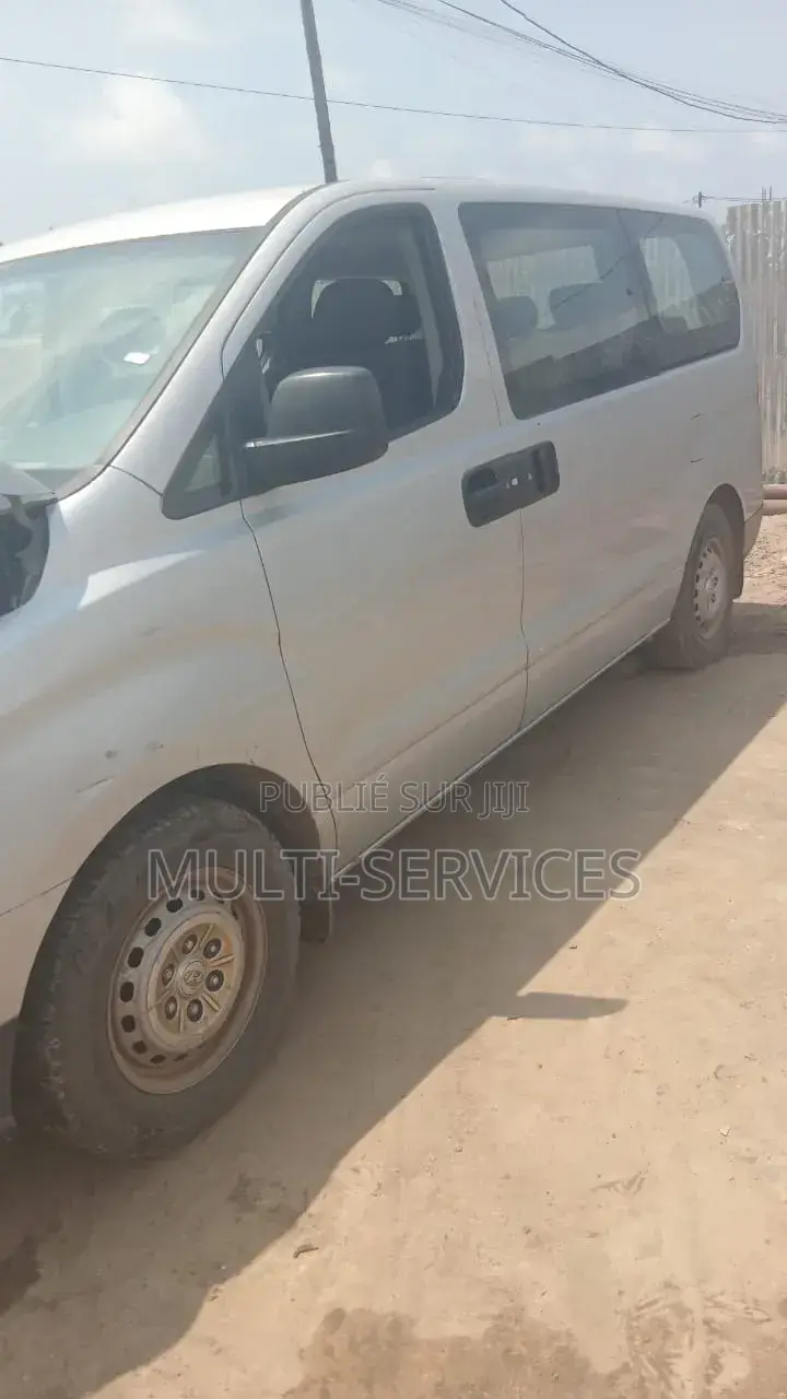 Hyundai H1 2025 Gris