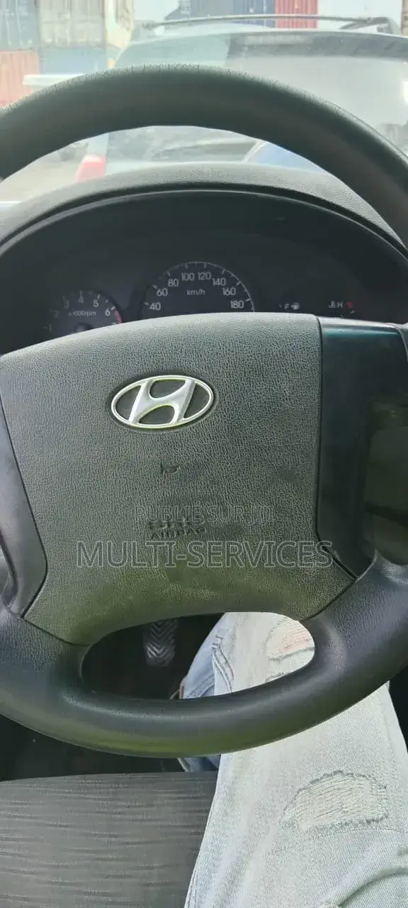 Hyundai H1 2025 Gris