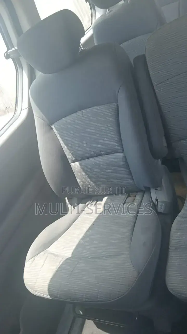 Hyundai H1 2025 Gris