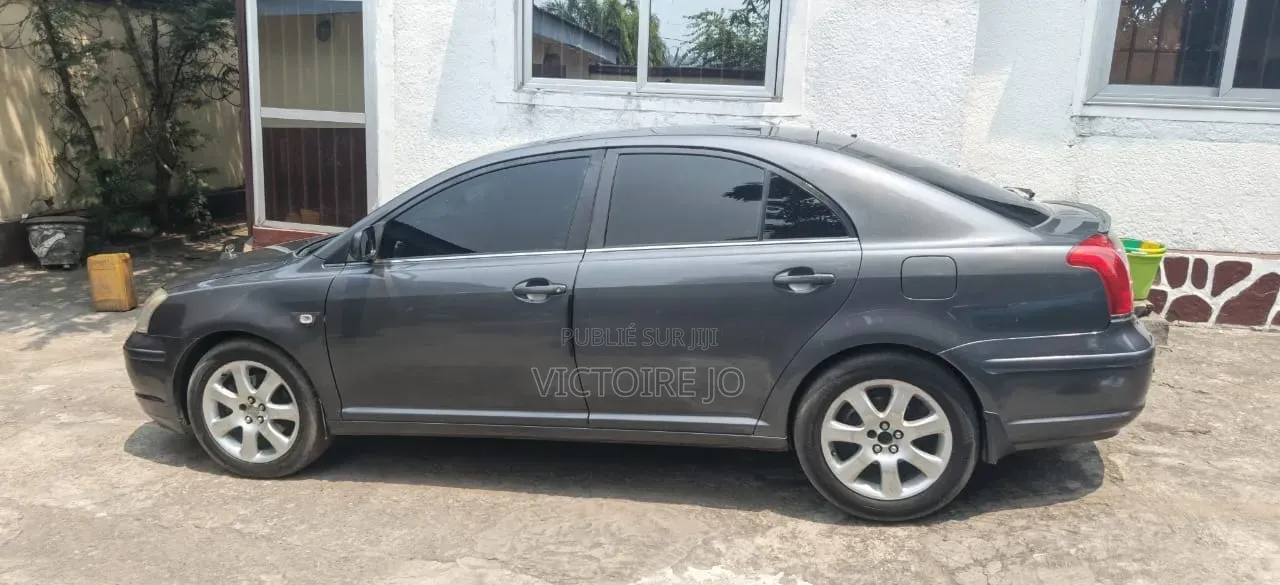 Toyota Avensis 2016 Gris