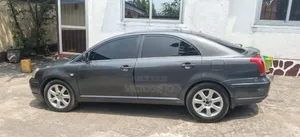 Toyota Avensis 2016 Gris