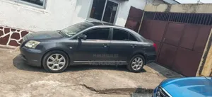 Toyota Avensis 2016 Gris