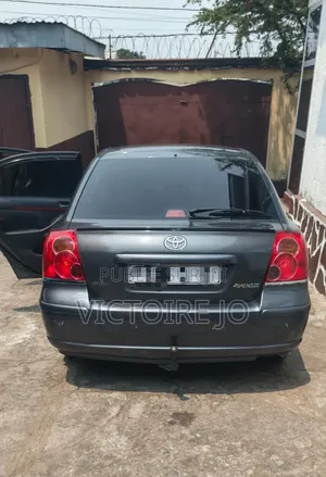 Toyota Avensis 2016 Gris
