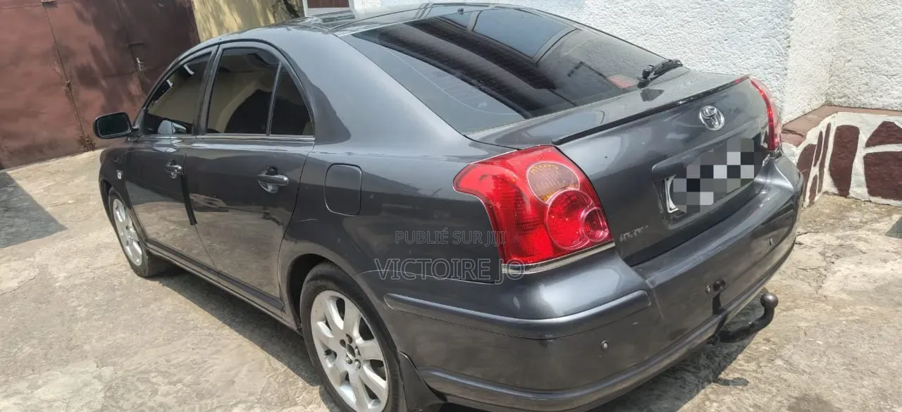 Toyota Avensis 2016 Gris