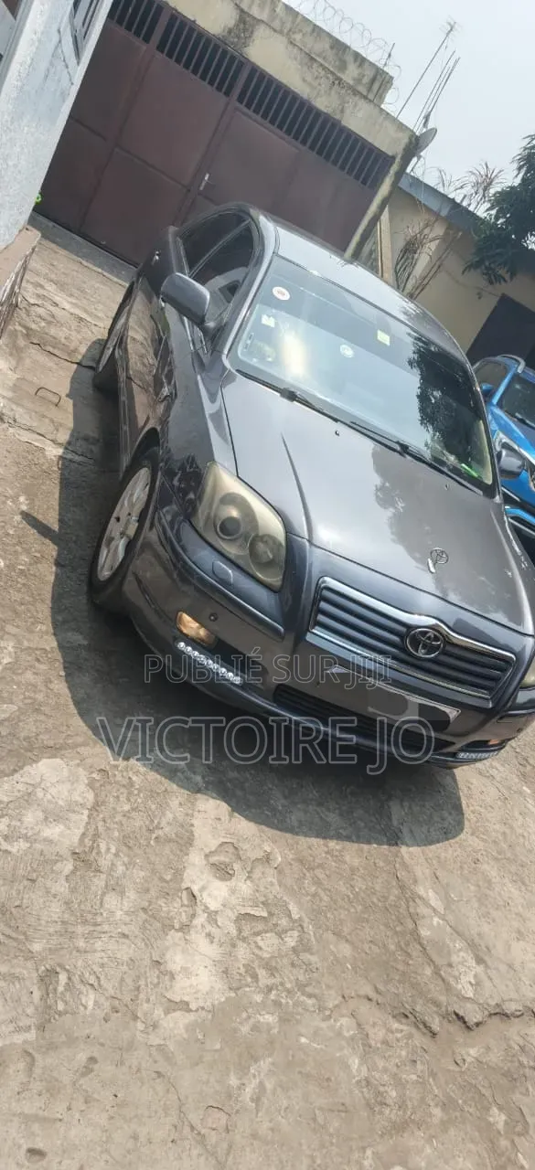 Toyota Avensis 2016 Gris