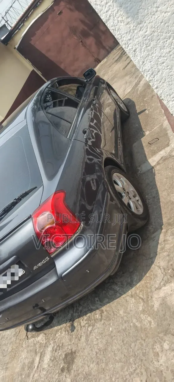 Toyota Avensis 2016 Gris