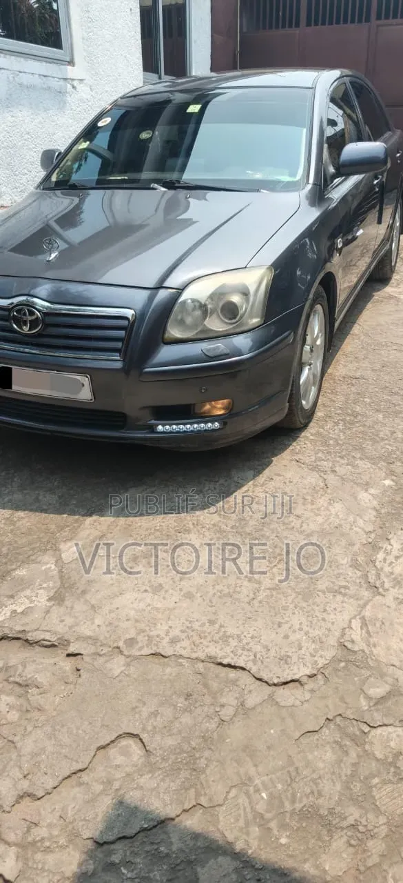 Toyota Avensis 2016 Gris