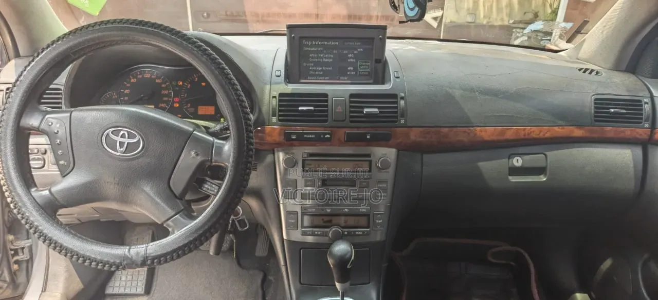 Toyota Avensis 2016 Gris
