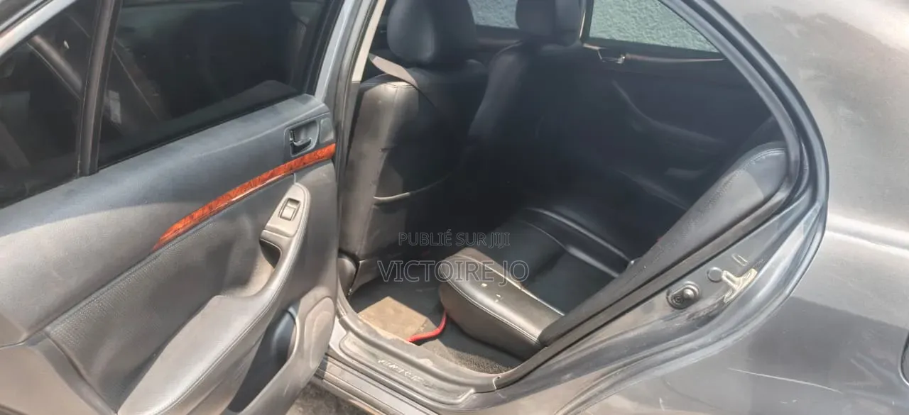 Toyota Avensis 2016 Gris