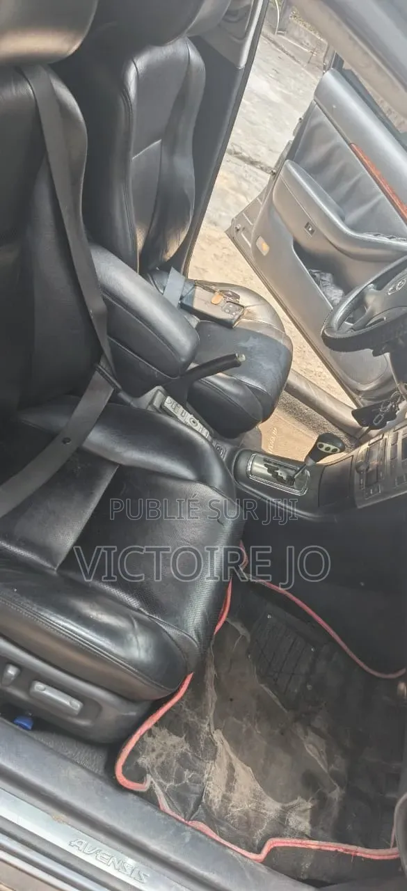 Toyota Avensis 2016 Gris