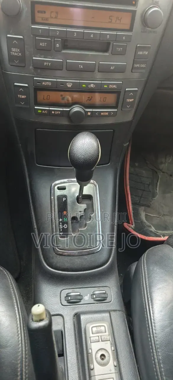 Toyota Avensis 2016 Gris
