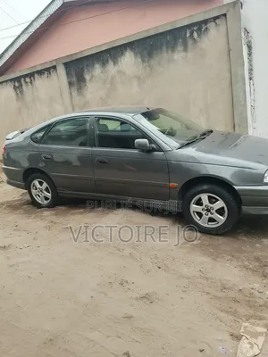 Toyota Avensis 2014 Gris