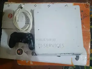 PS4 Slim Blanche  À Vendre