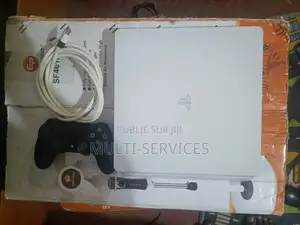 PS4 Slim Blanche  À Vendre