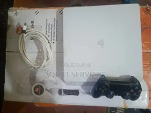 PS4 Slim Blanche  À Vendre