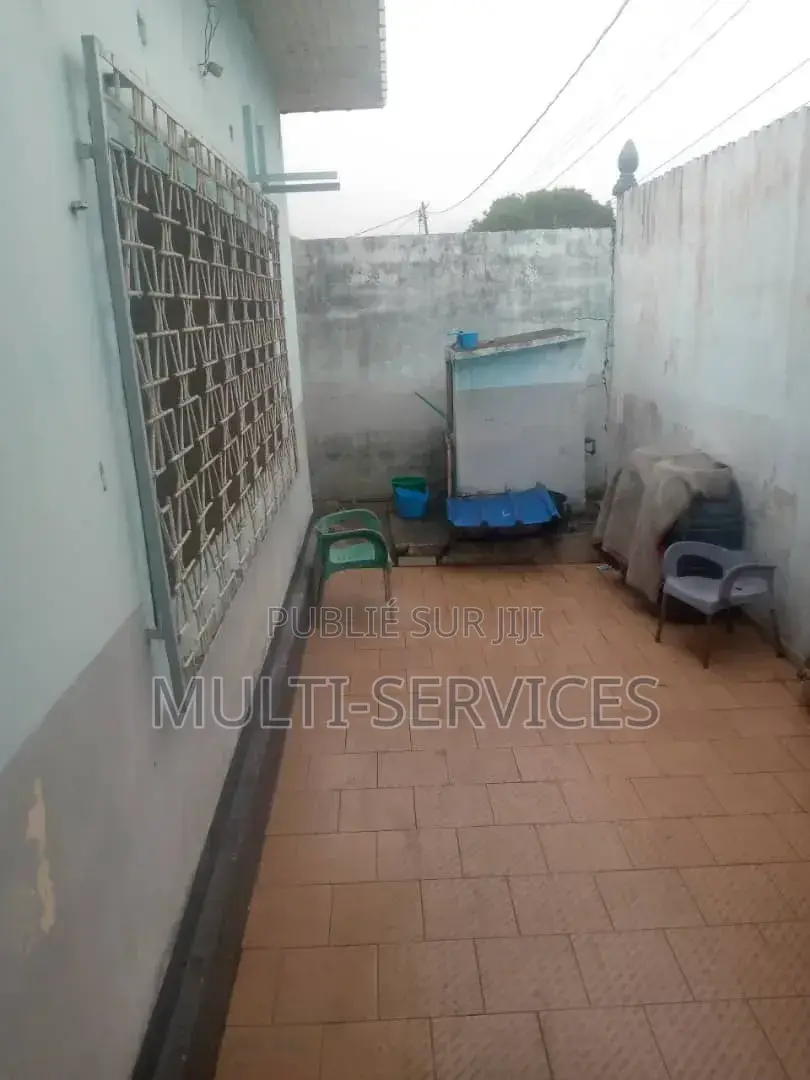 Meublé 6chbre Chambre et salon dans Hôtel En Location, Ngoyo à Vendre