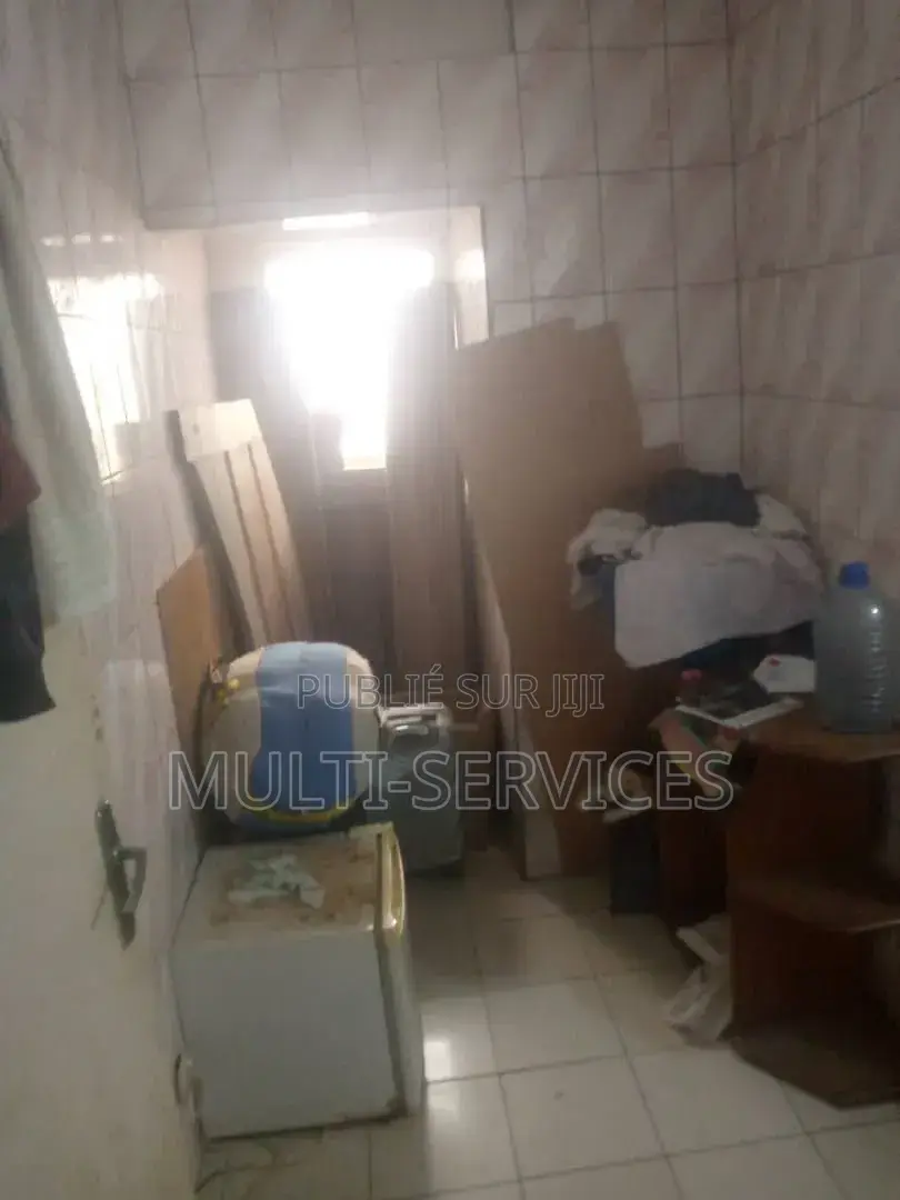 Meublé 6chbre Chambre et salon dans Hôtel En Location, Ngoyo à Vendre