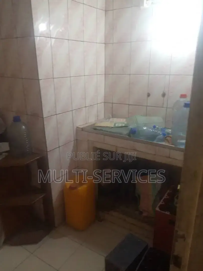 Meublé 6chbre Chambre et salon dans Hôtel En Location, Ngoyo à Vendre