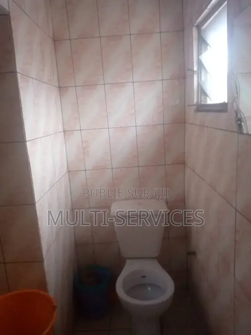 Meublé 6chbre Chambre et salon dans Hôtel En Location, Ngoyo à Vendre