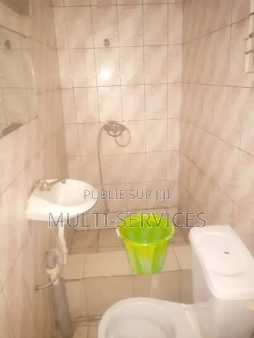 Meublé 6chbre Chambre et salon dans Hôtel En Location, Ngoyo à Vendre