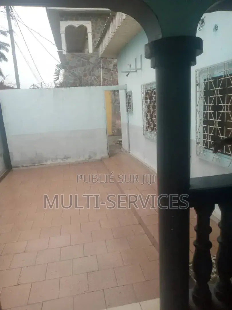 Meublé 6chbre Chambre et salon dans Hôtel En Location, Ngoyo à Vendre