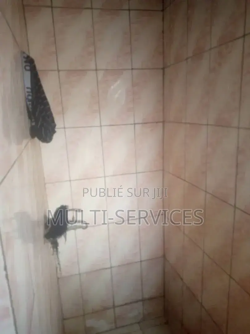 Meublé 6chbre Chambre et salon dans Hôtel En Location, Ngoyo à Vendre